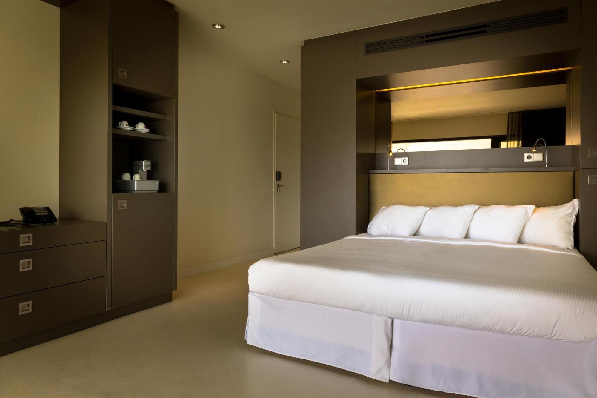 King Room with Lobby View,1499813401:JPEG