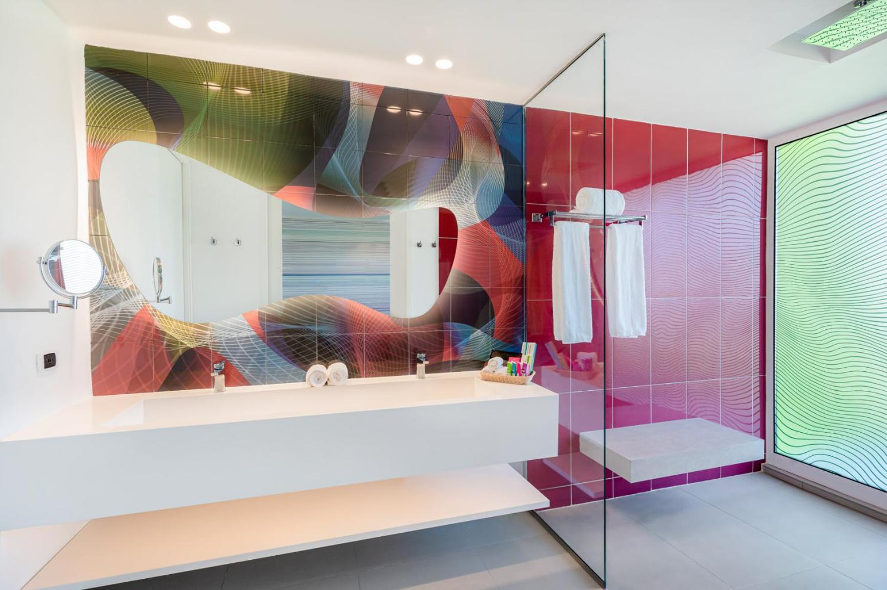 Habitación Estándar con cama extragrande y vistas a la piscina