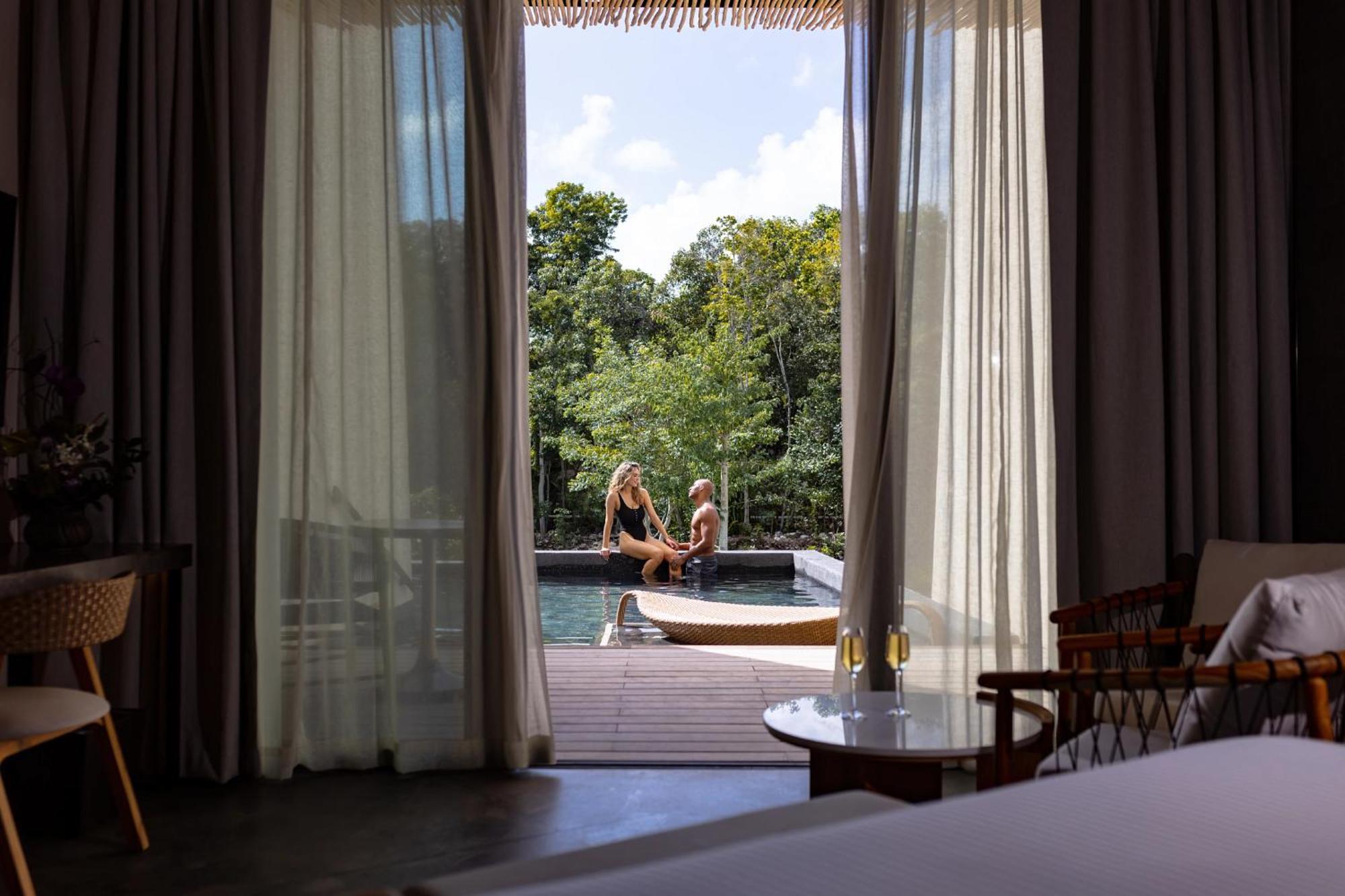 Junior Suite Swim Out King Bed,1505278573:JPEG