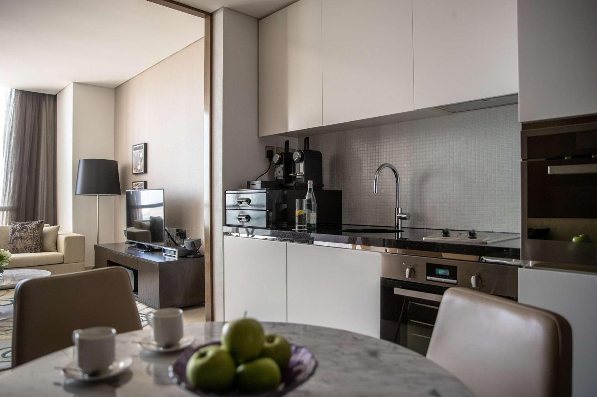 Estudio con cama extragrande y vistas al mar