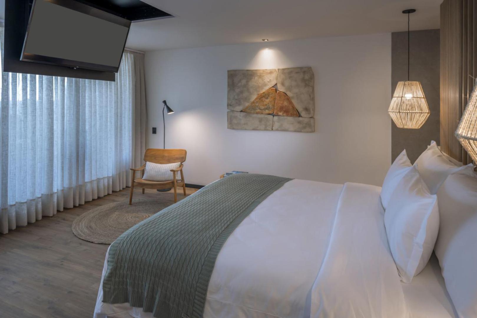 Suíte com Cama King-size e Vista da Piscina