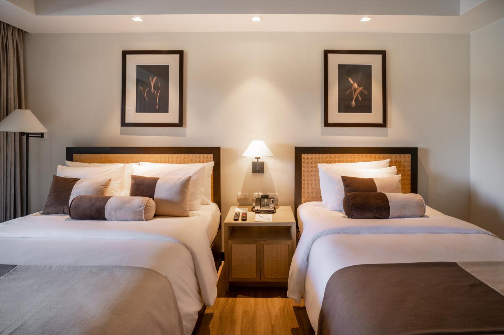 1 King Bed Standard Room Garden View