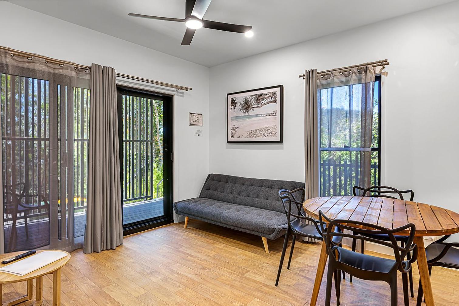 2 Bedroom Villa 1 Queen 2 Singles Kitchenette