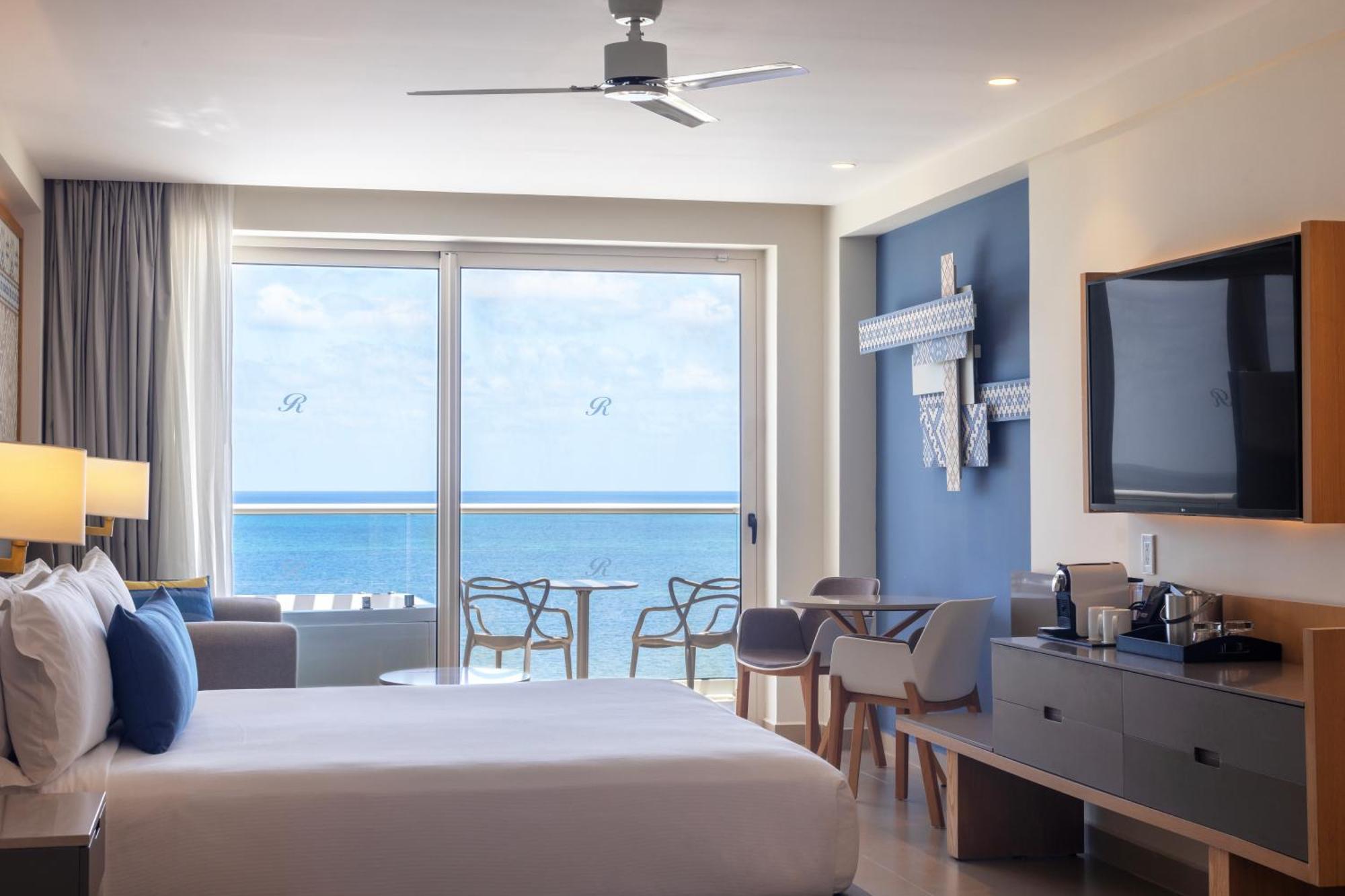 Suite Junior Diamond Club de lujo frente al mar con terraza y jacuzzi