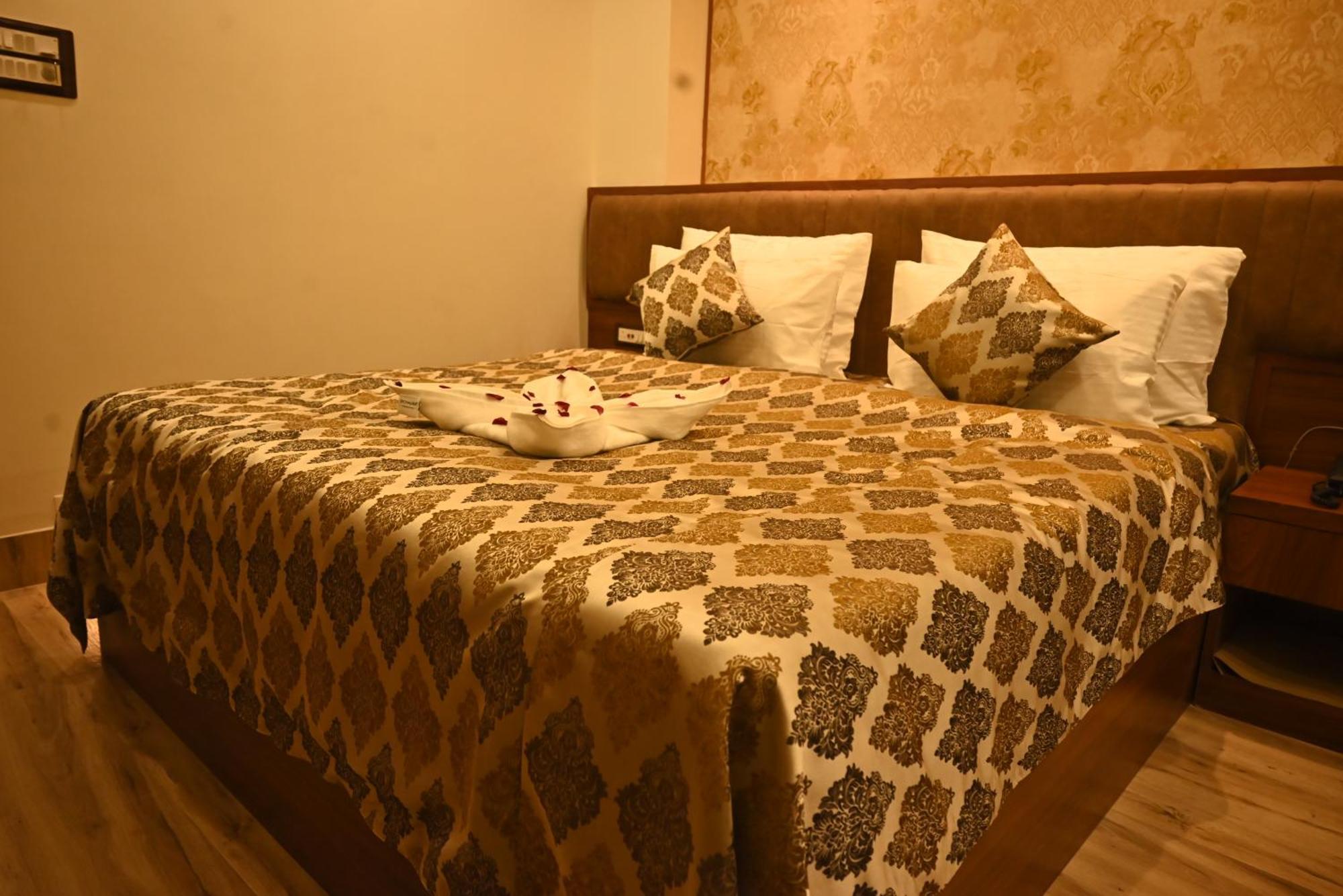 Super Deluxe Room,1532630347:JPEG