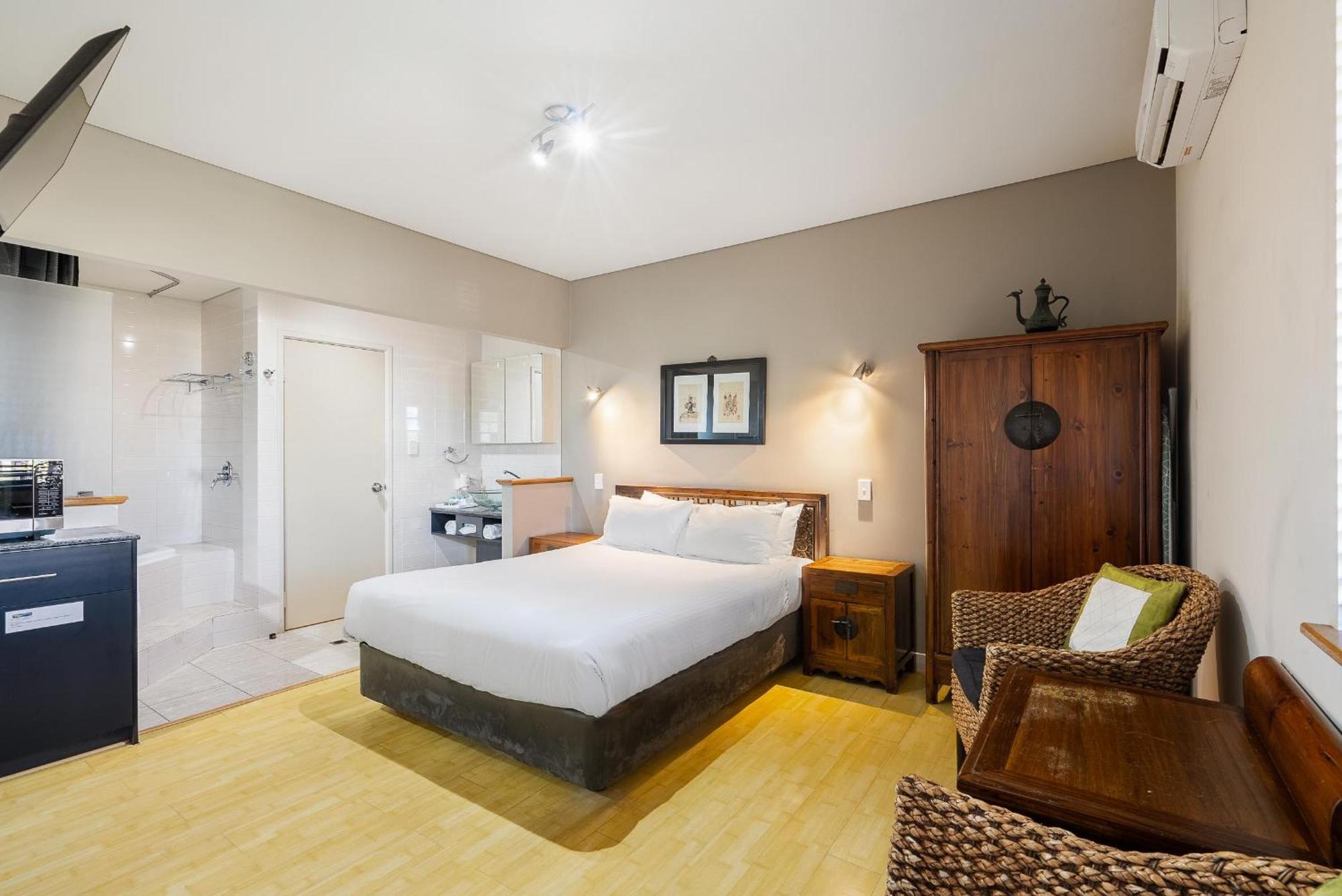 Queen Apartment Spa room,1706505520:JPEG