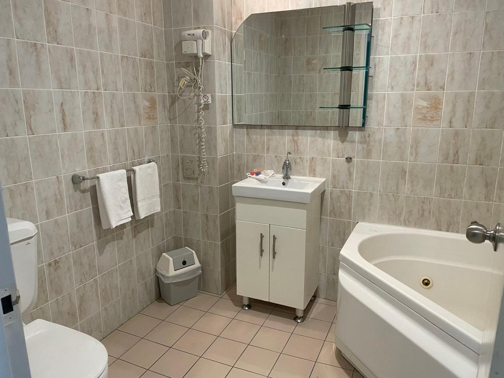 Deluxe Queen Suite