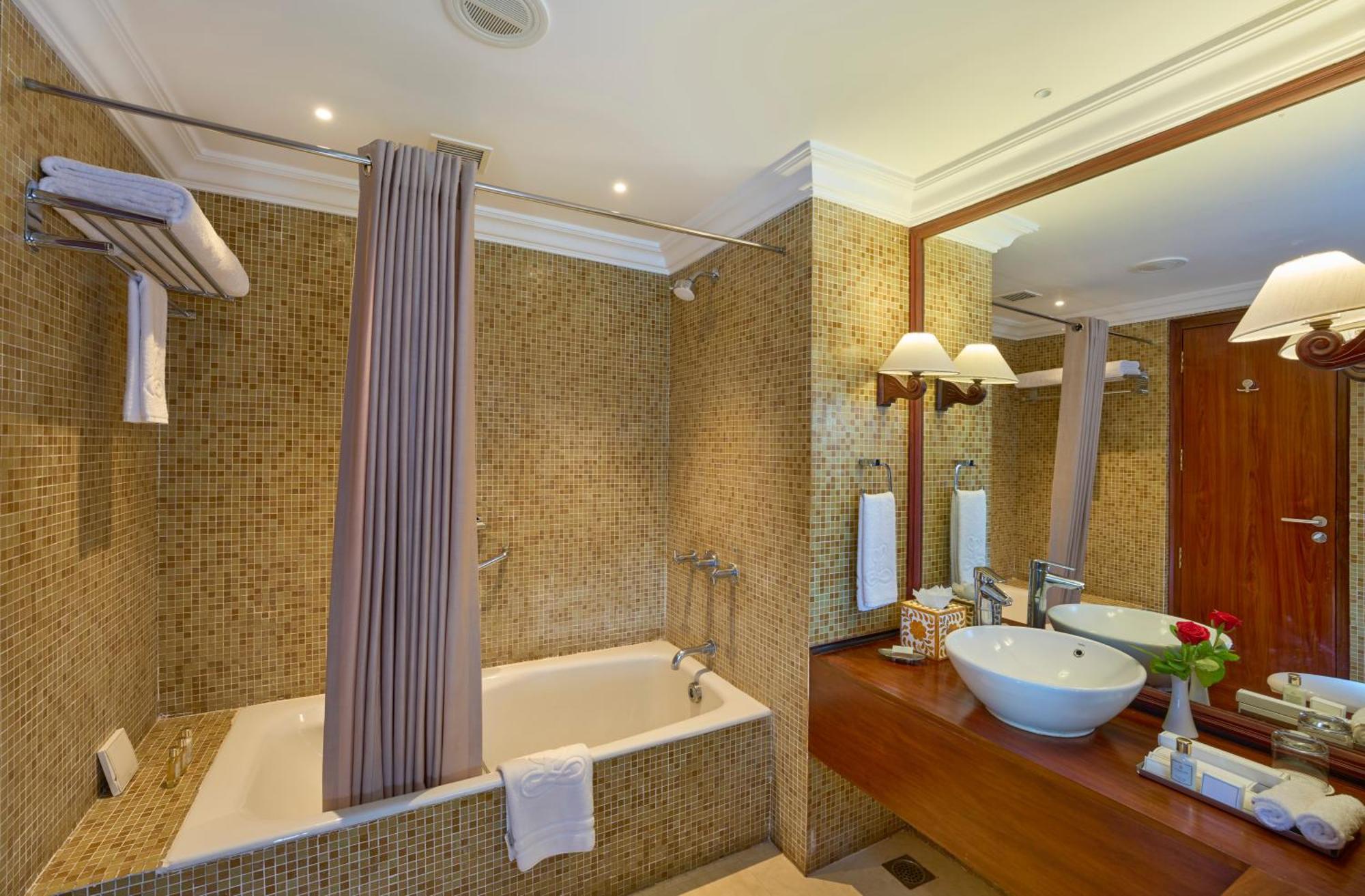 Grand Heritage Lake View King