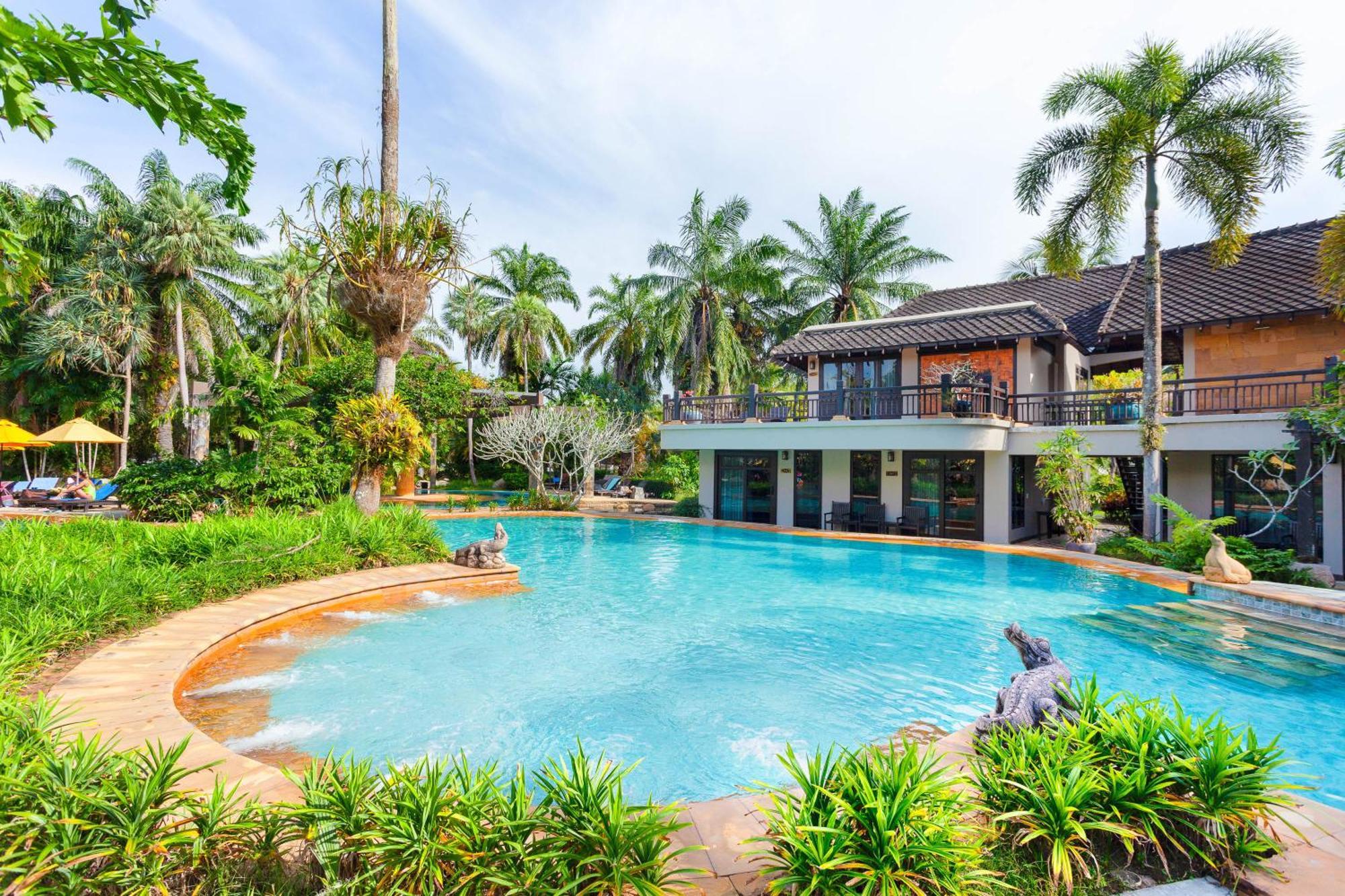 Deluxe Pool Access