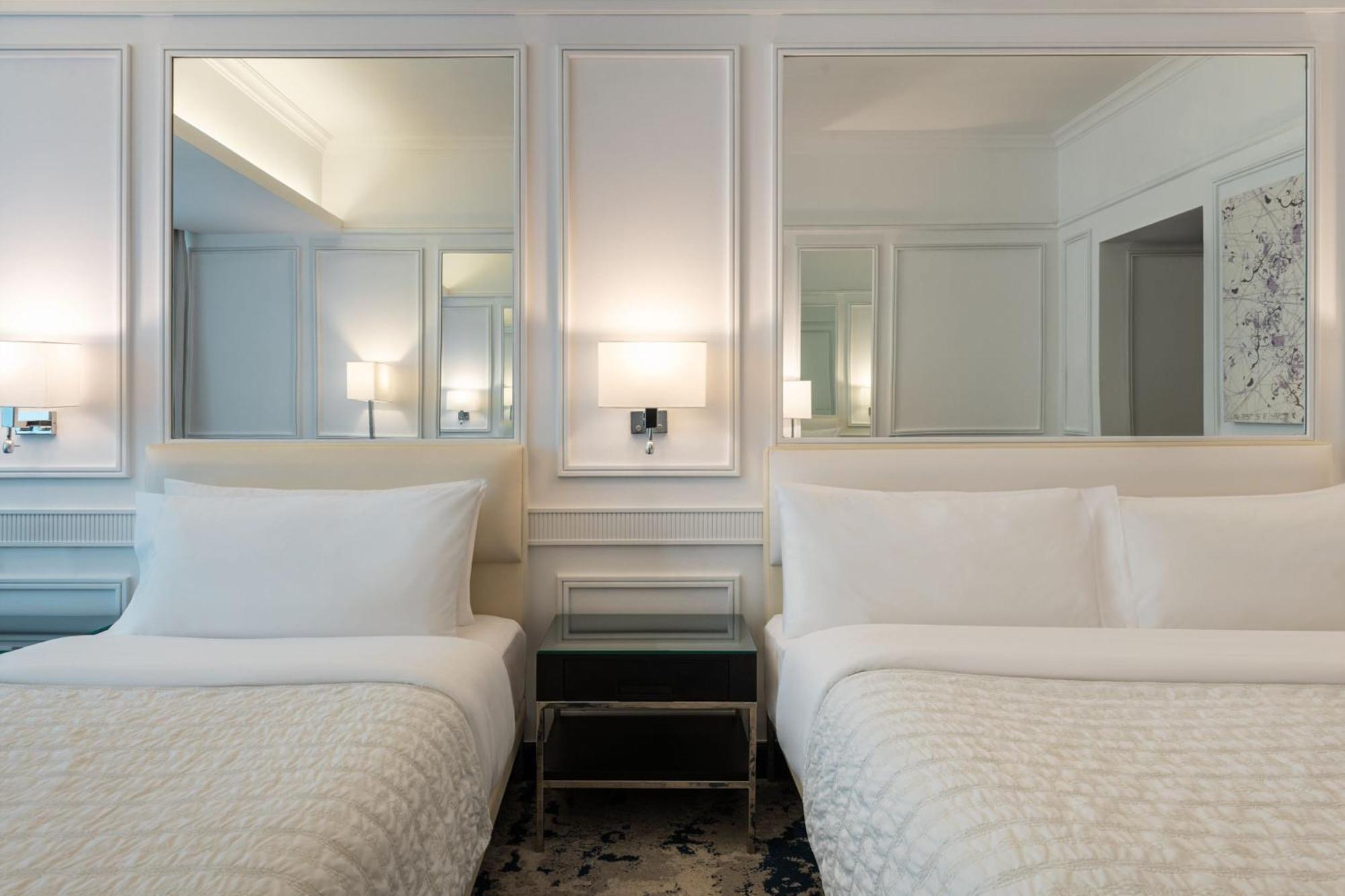 Deluxe Sea View Balcony 1 King & 1 Single