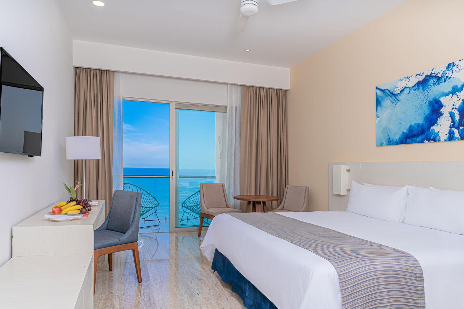 Habitación con cama extragrande y vistas al mar