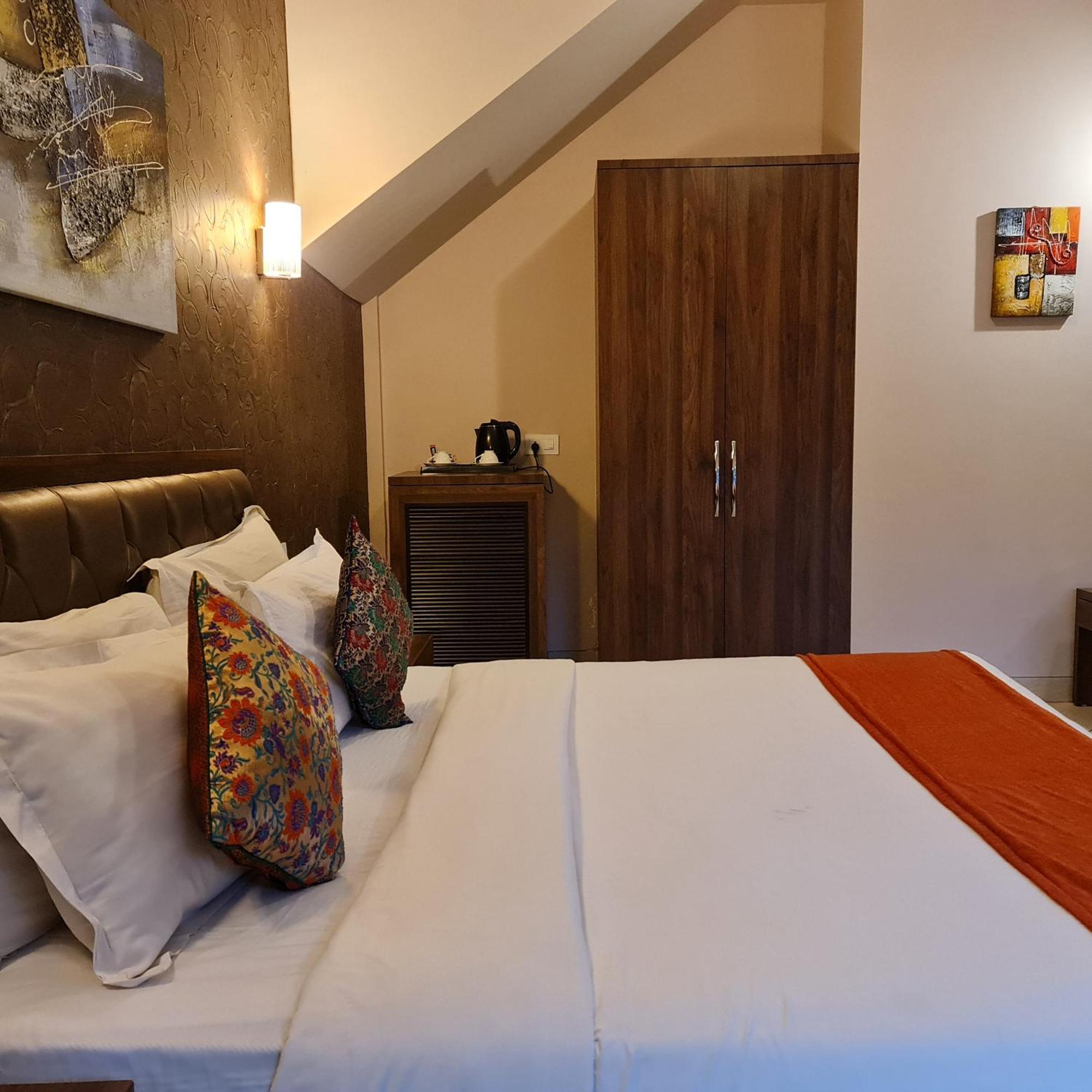 Deluxe Room King Bed