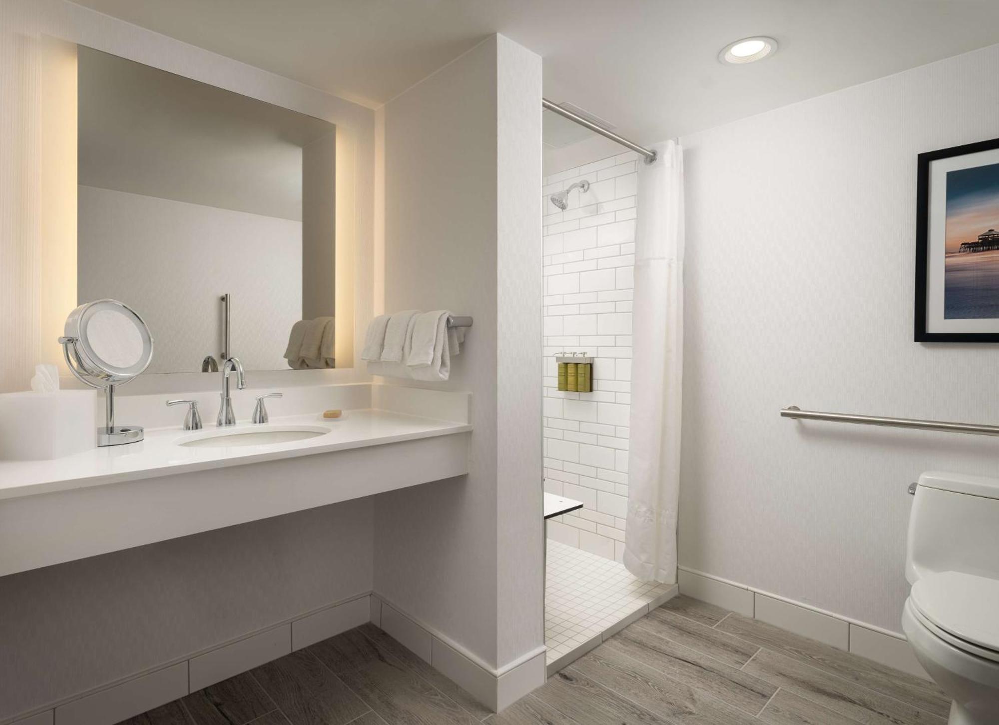Queen Room with Ocean View - Mobility Accessible
