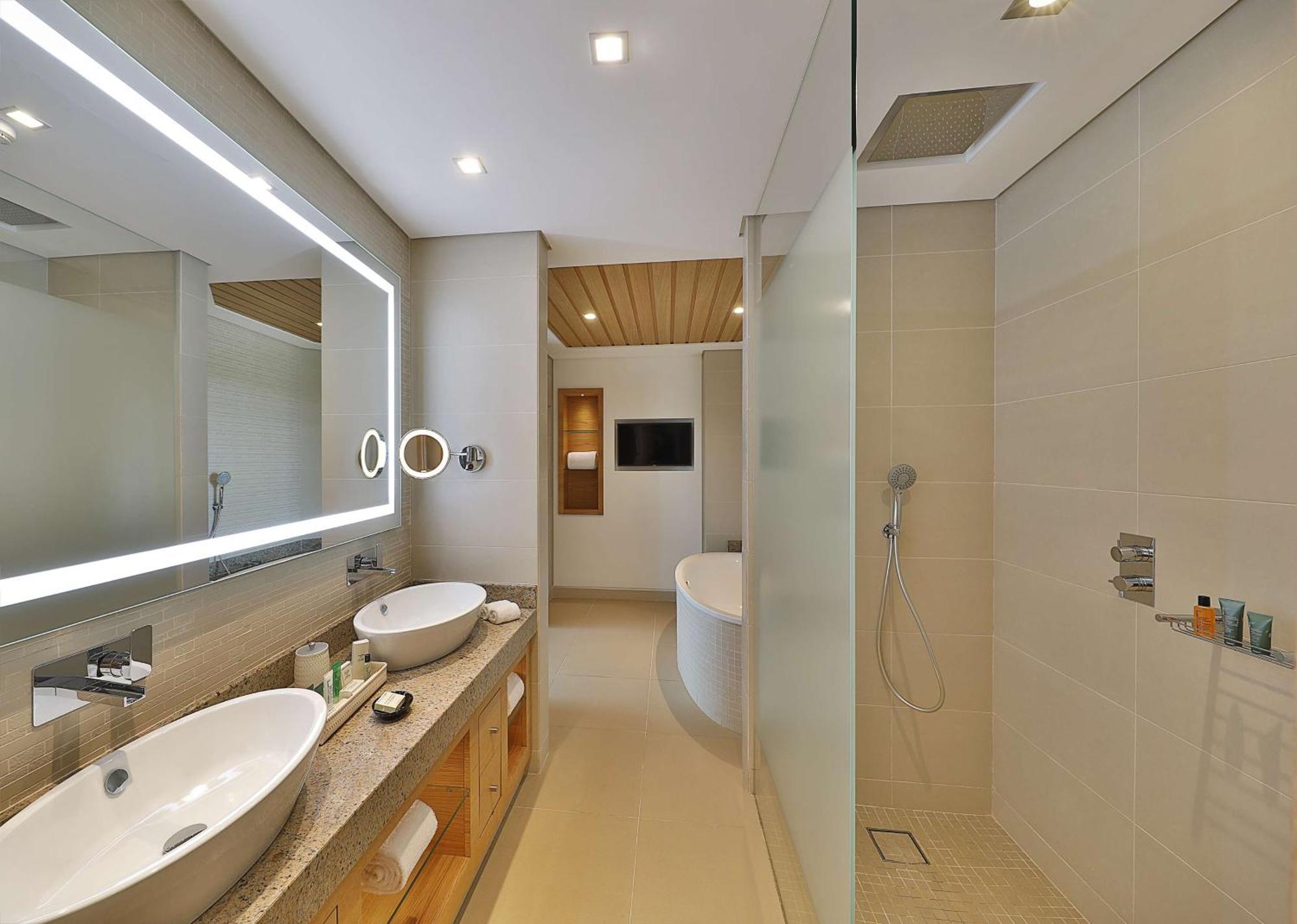One-Bedroom King Suite with Ocean Front
