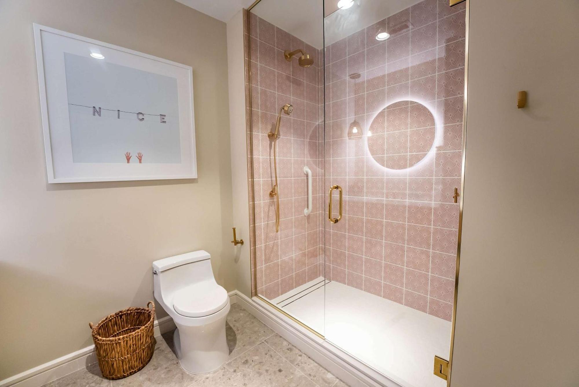 Queen Studio with Sofa and Kitchenette,1586311002:JPEG