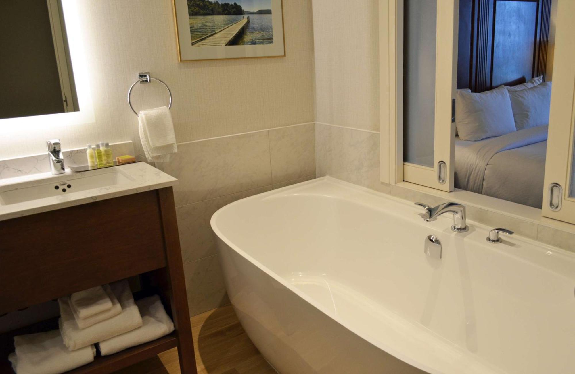 King Room with Soaker Tub and American Falls View,1551419863:JPEG