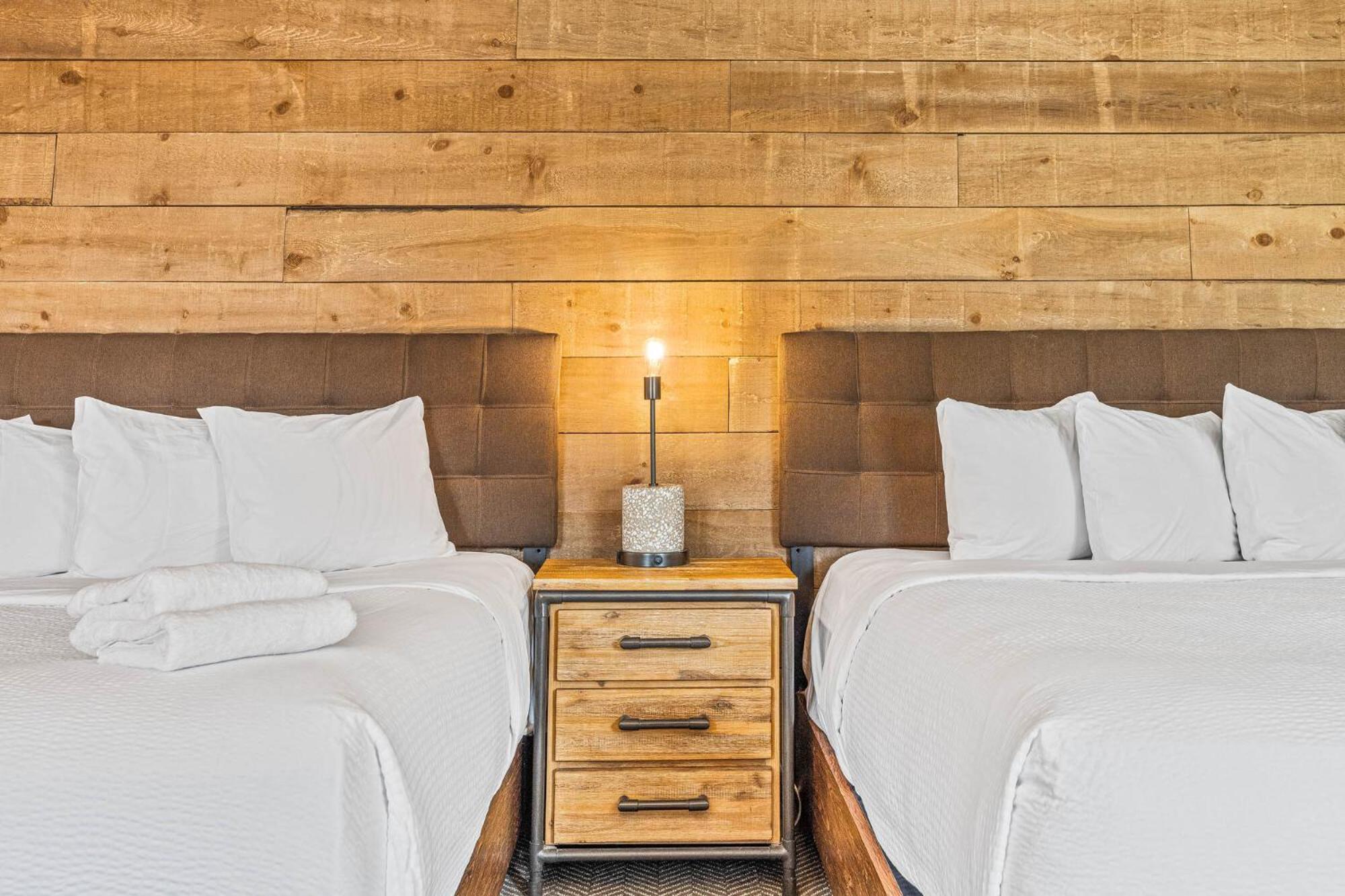 Deluxe Double King Room,1553223619:JPEG