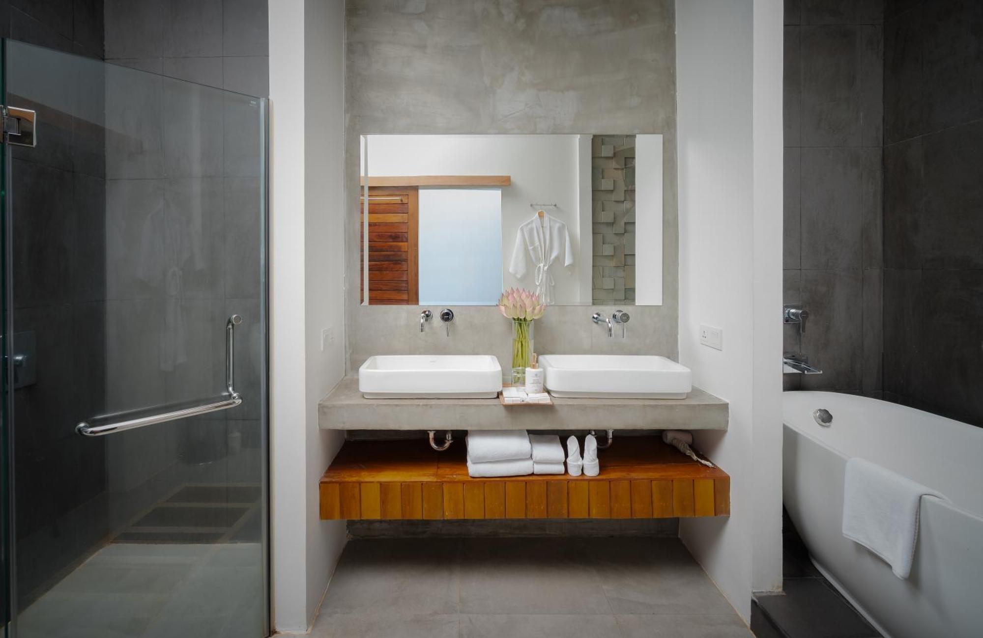 Mini Suite - Daily 60mn Massage + Laundry + Airport Pick-Up + Mini-Bar