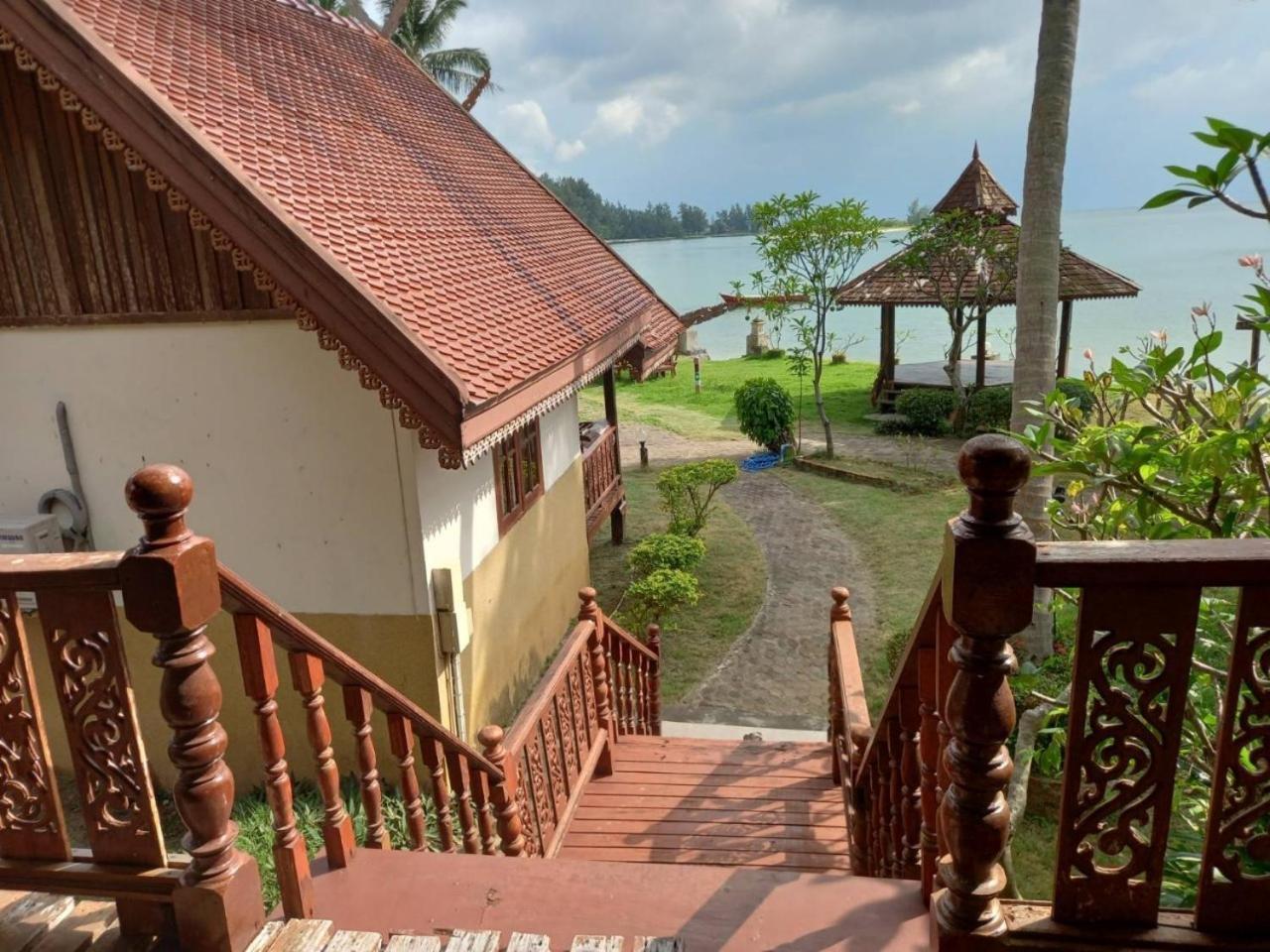 Bungalow with Patio