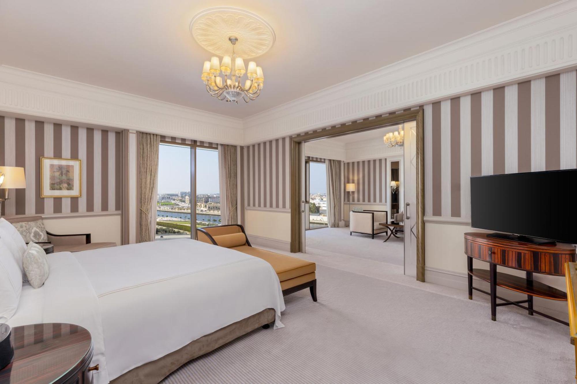 Ambassador Suite mit einem Kingsize-Bett