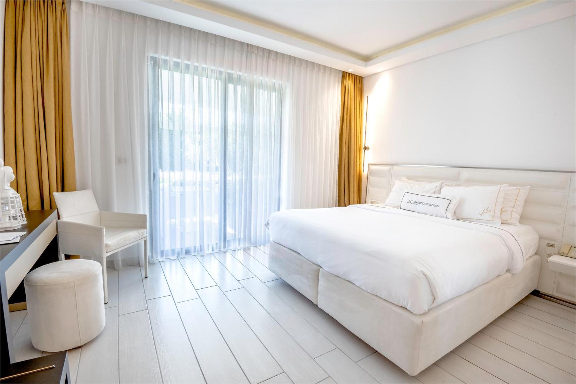 Double Room Front Pool Swim-up