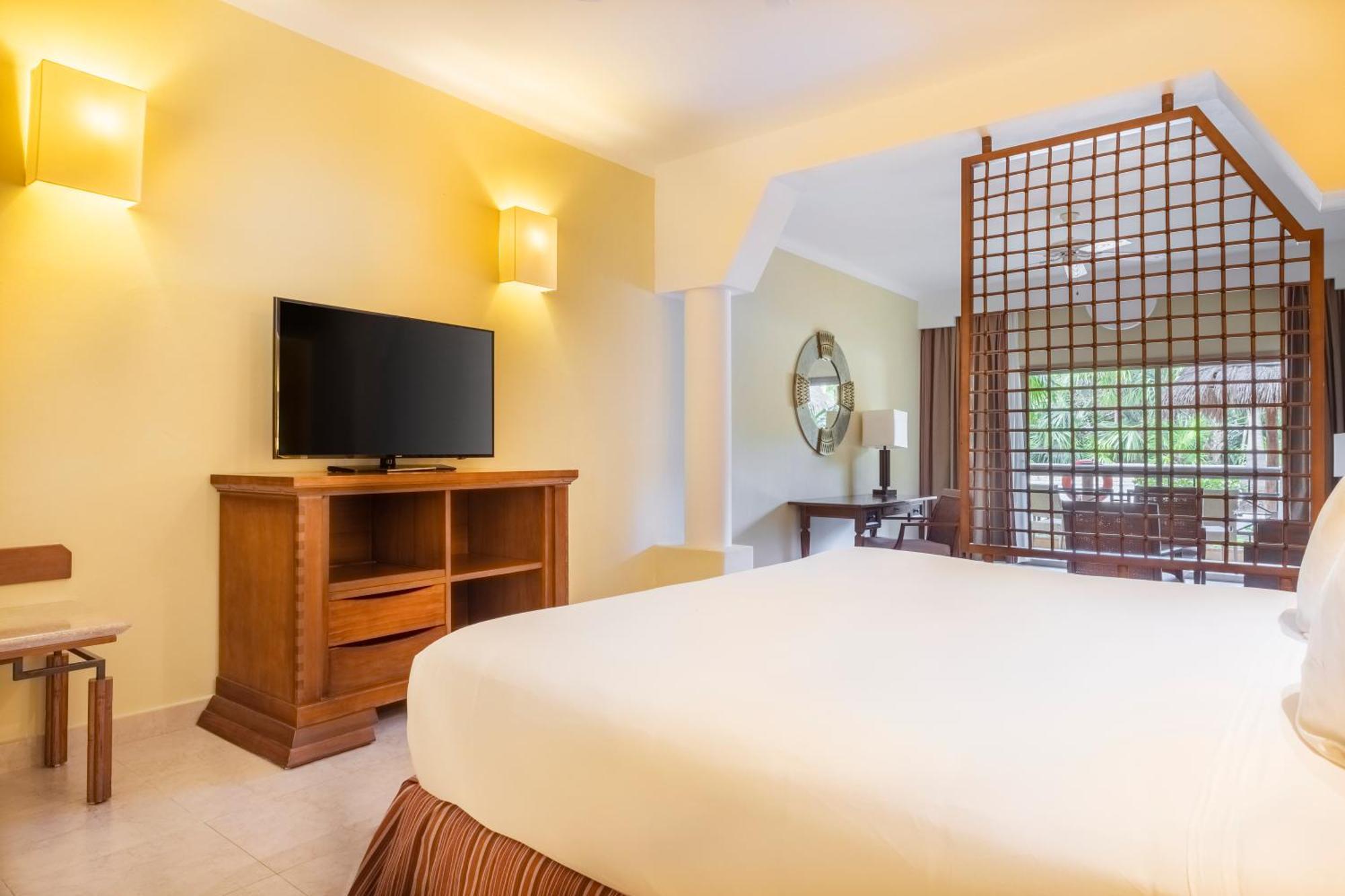 Junior Suite Near Pool,1294317103:JPEG