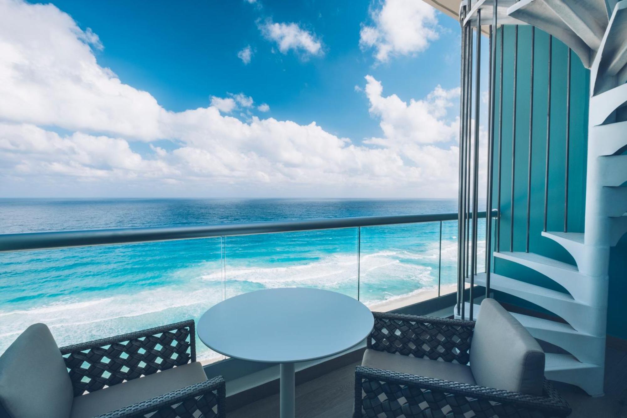 Junior Suite Ocean Front Roof Top