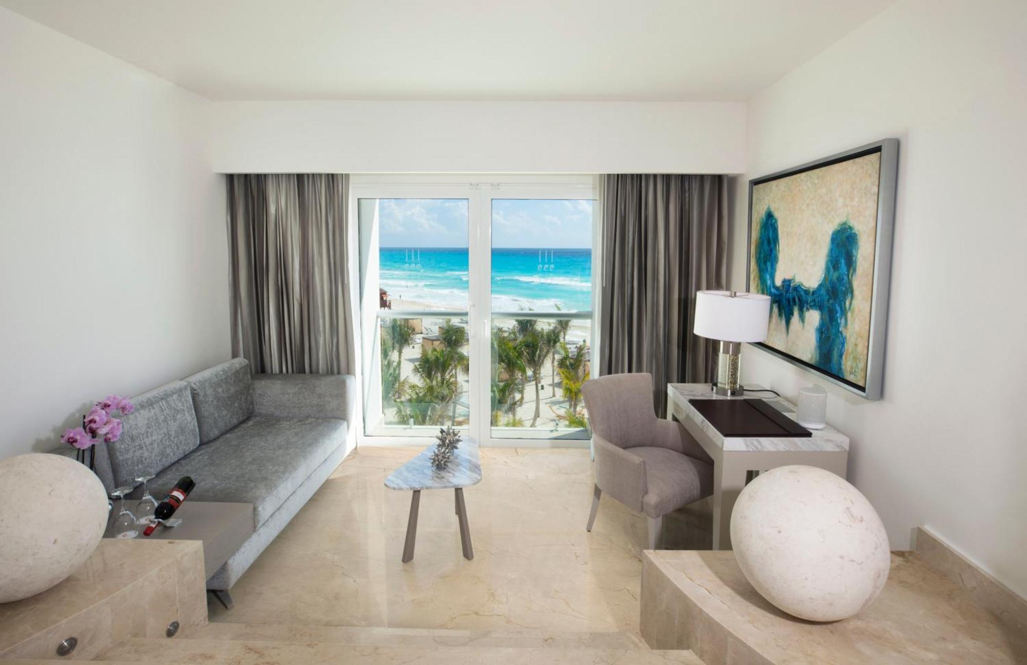 Royale Junior Suite Ocean View King Size Bed