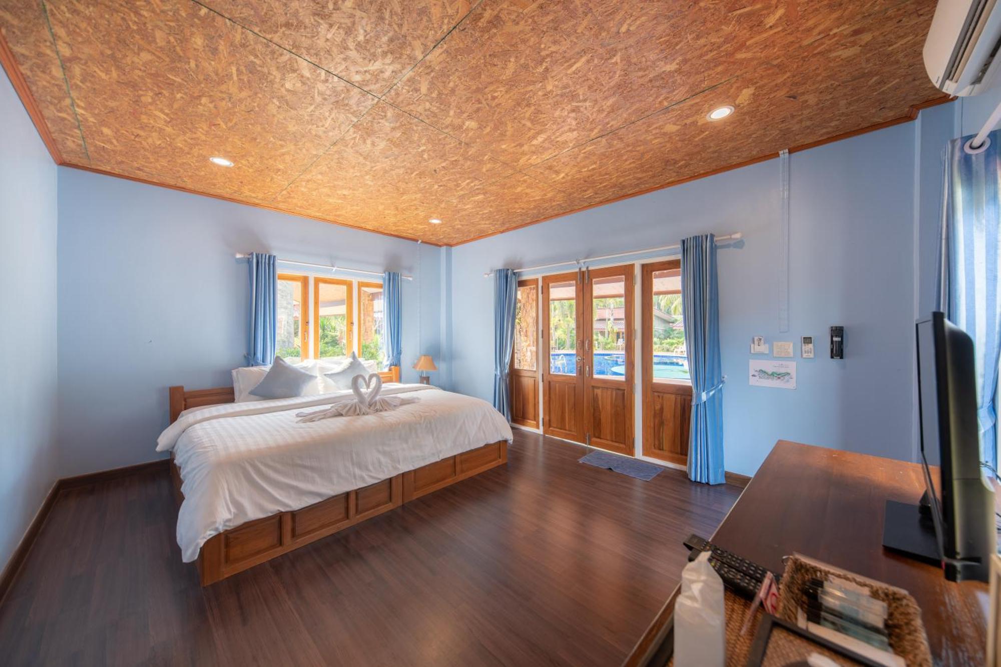 Queen Room with Pool View