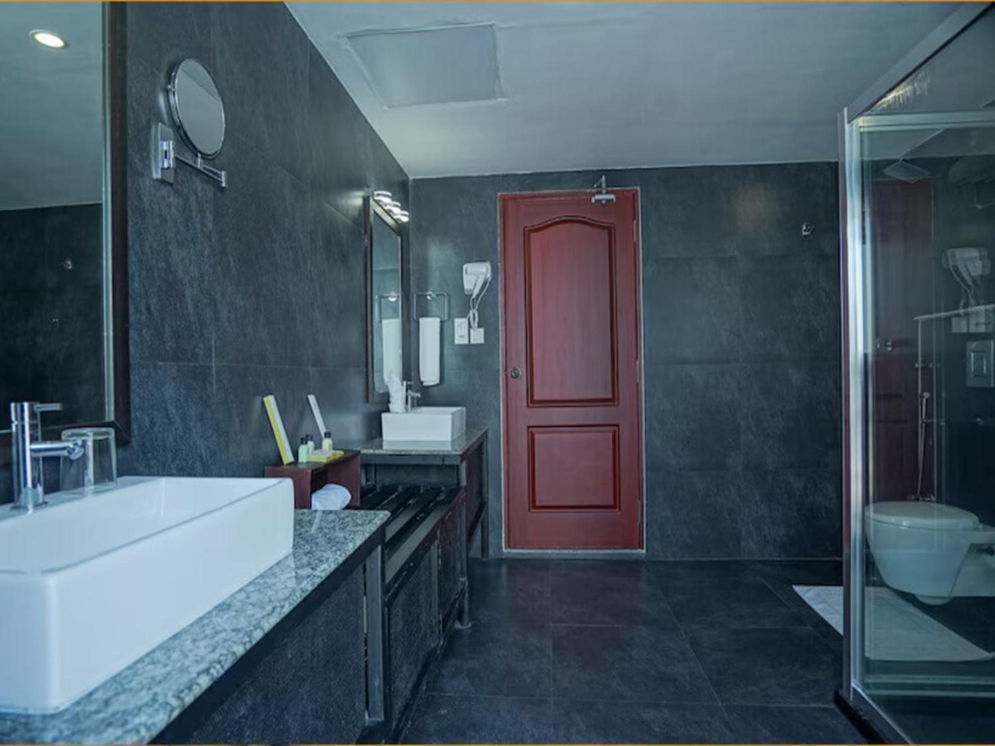 Presidential Suite (Free Breakfast + Complimentary Welcome Drink on arrival + 10% off on session of Spa + Complimentary Hi-Tea)