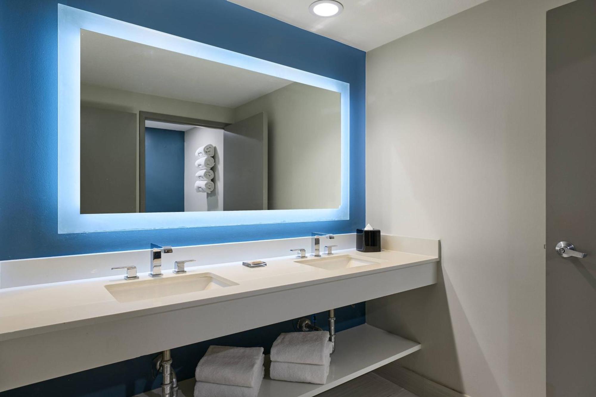 Guest Room, Two Queen, Water View, Captiva Tower, Balcony