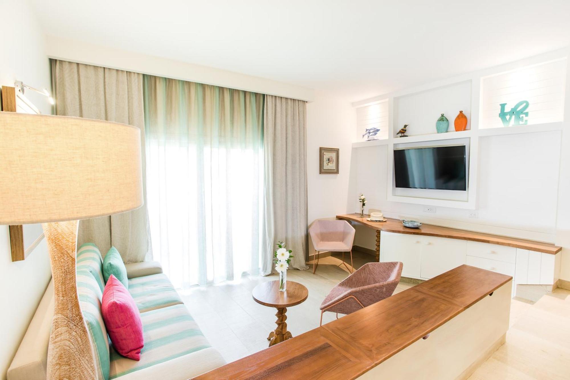 Junior Suite Ocean Front Pool Access