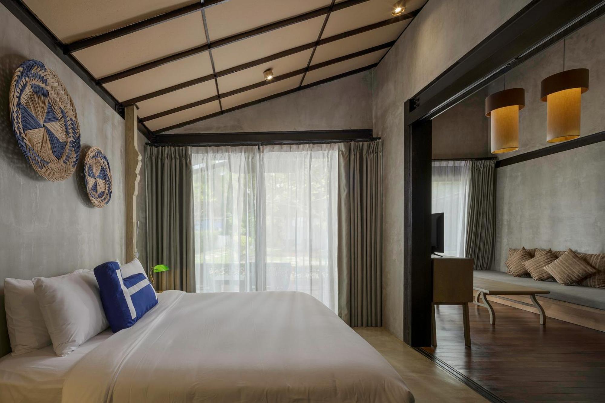 One-Bedroom Suite with Sea View