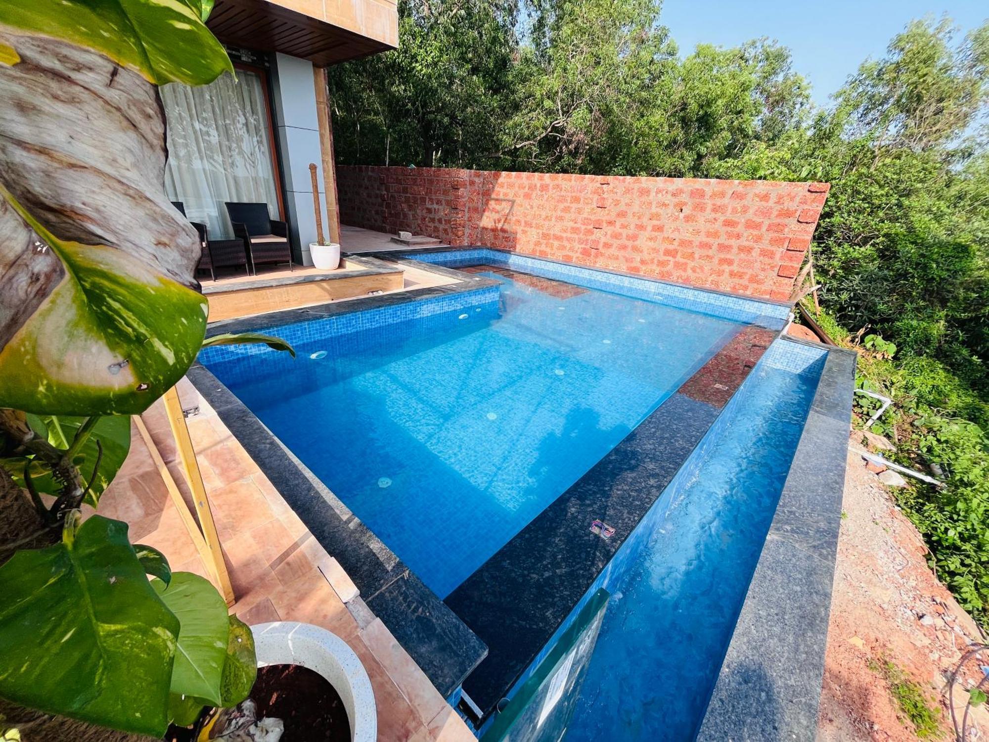 Executive Suite,1598933623:JPEG