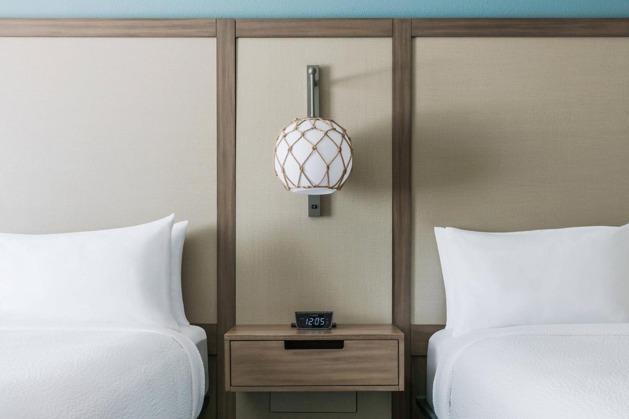 Queen Suite with Two Queen Beds, Pool View and Sofa Bed - Hearing Accessible