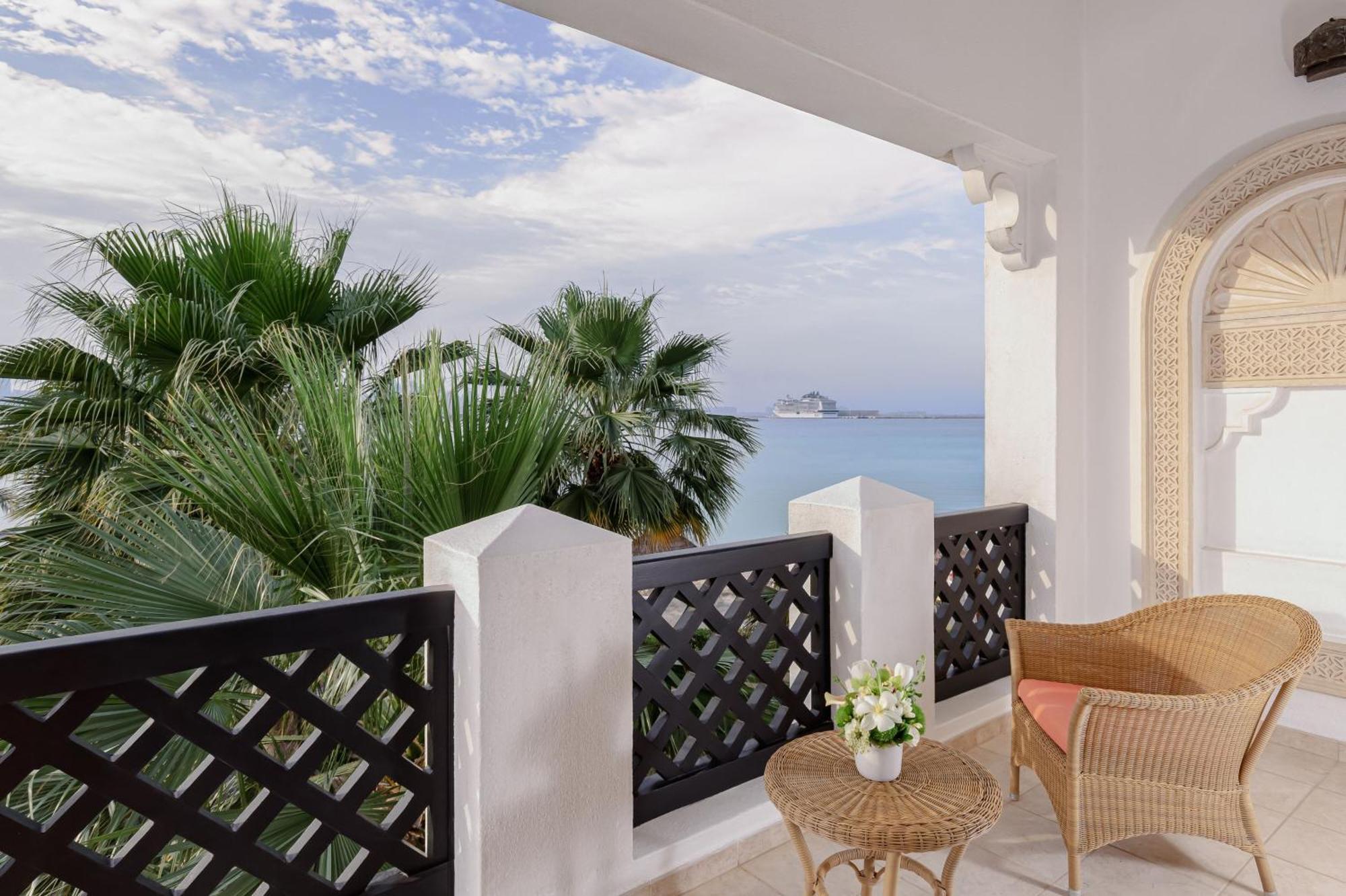King Sea View Suite Larger Suite 1 King Sea view