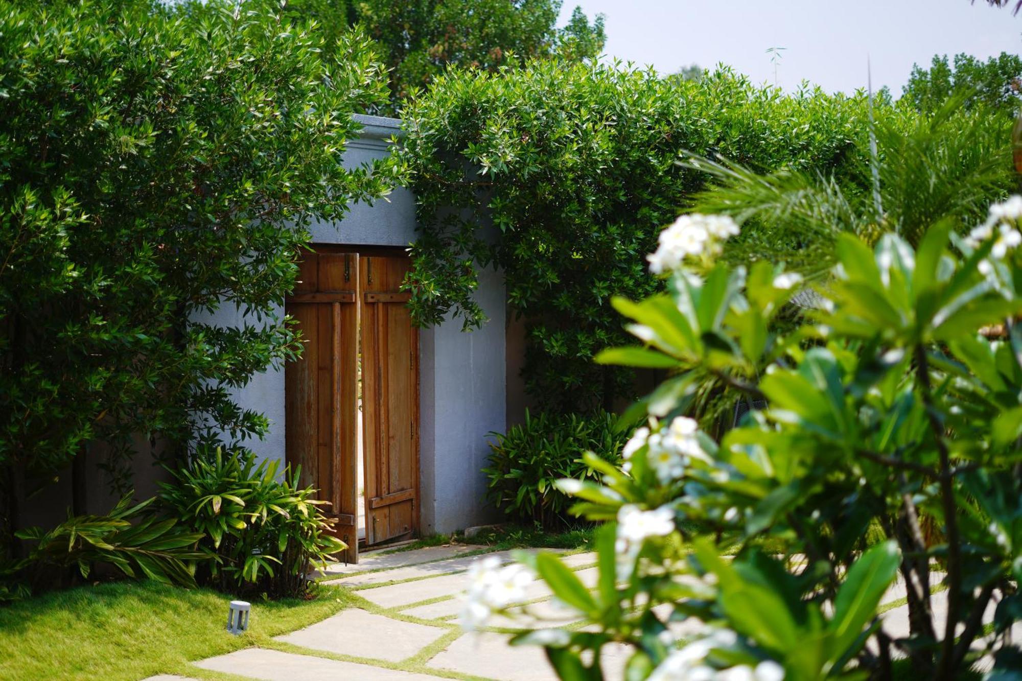 Villa with Garden View