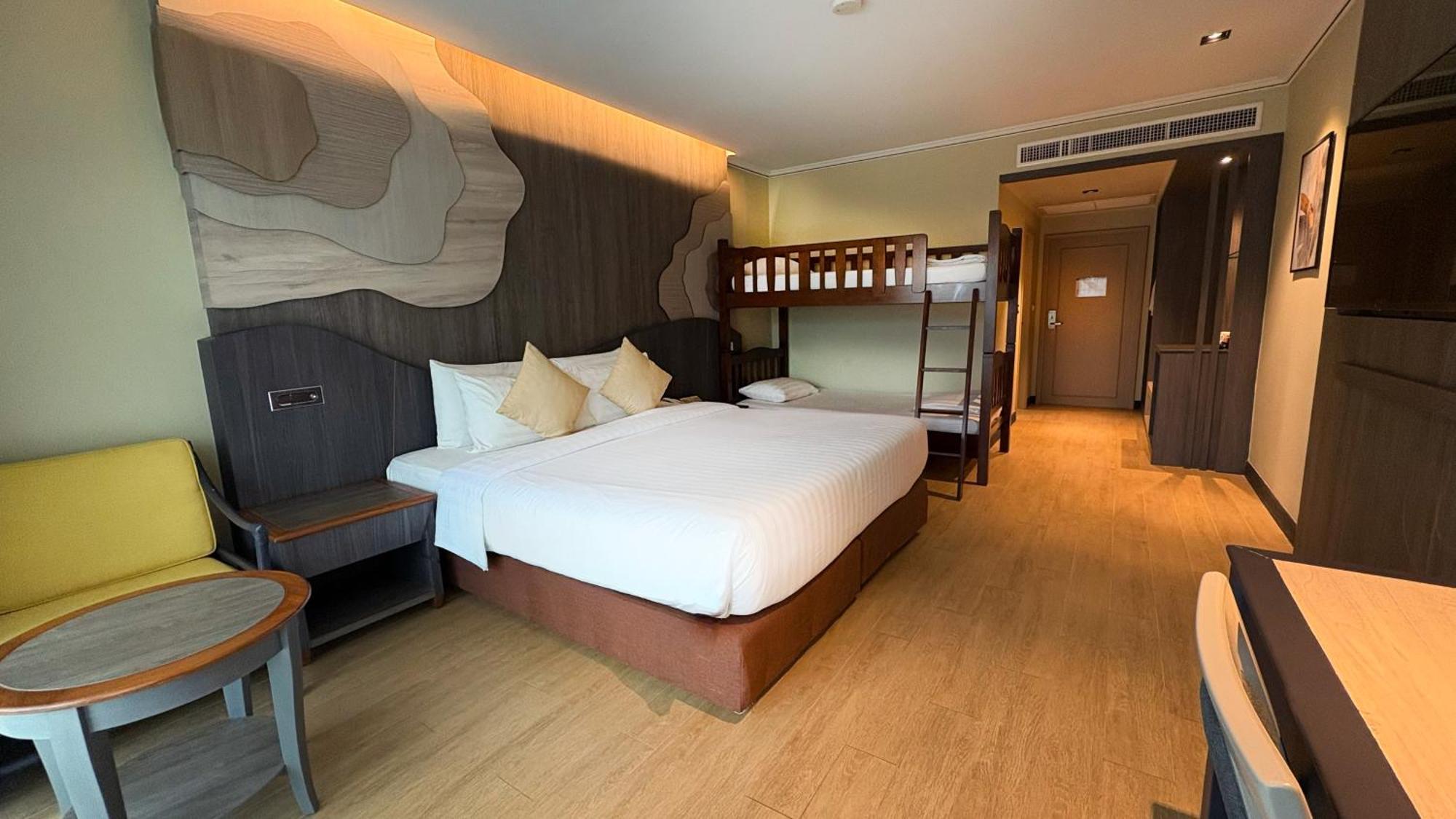 Deluxe Family Pool View bunkbed