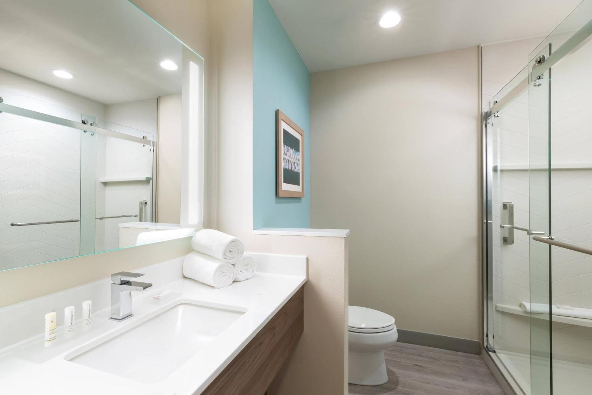 Deluxe Queen Suite with Two Queen Beds, Bay View and Sofa Bed