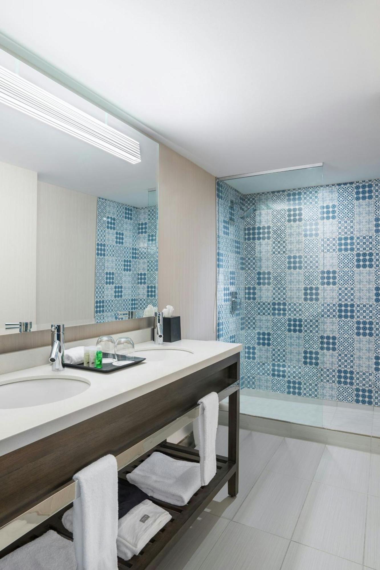 Junior Suite, 1 King, City view