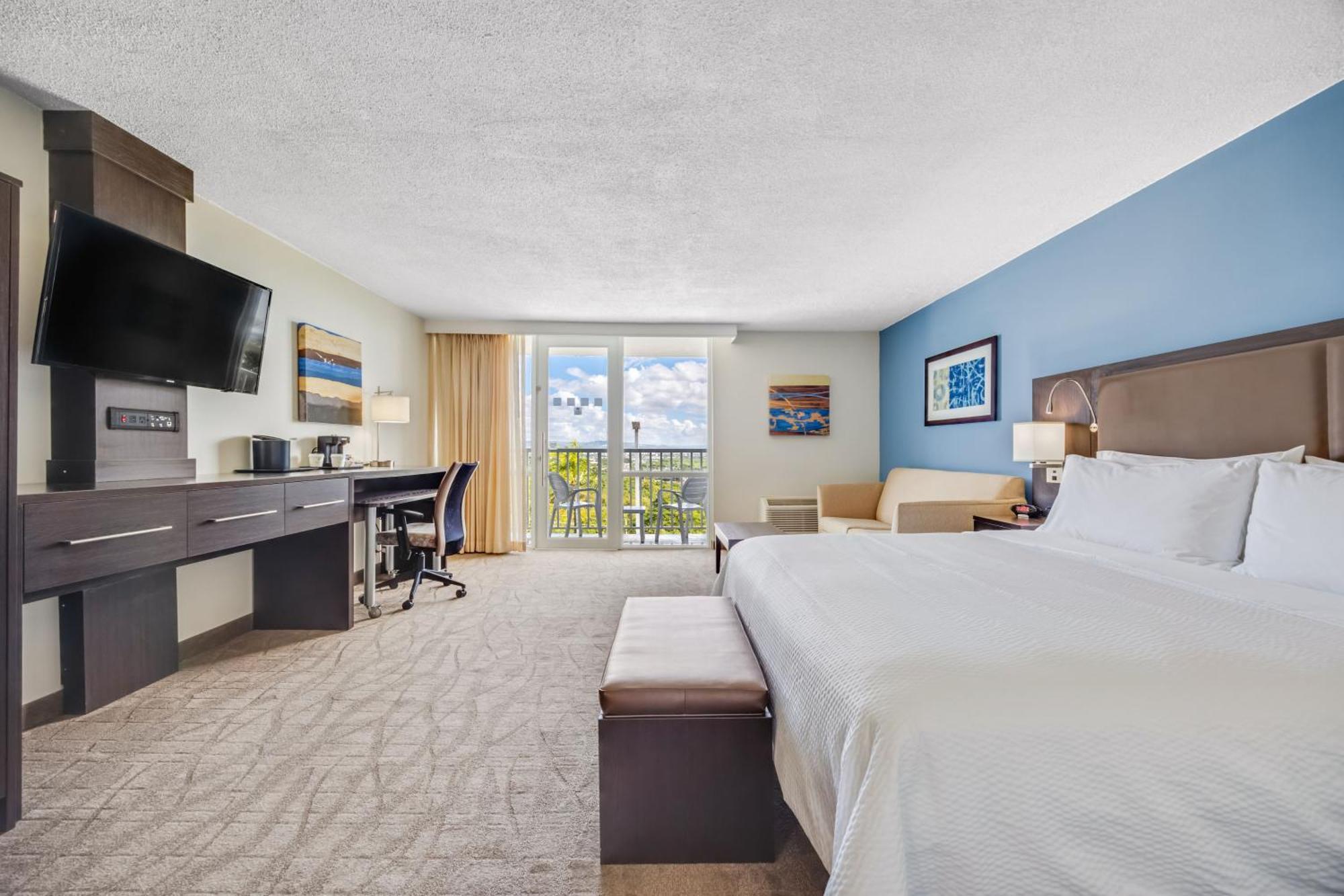 King Suite with Pool View and Sofa