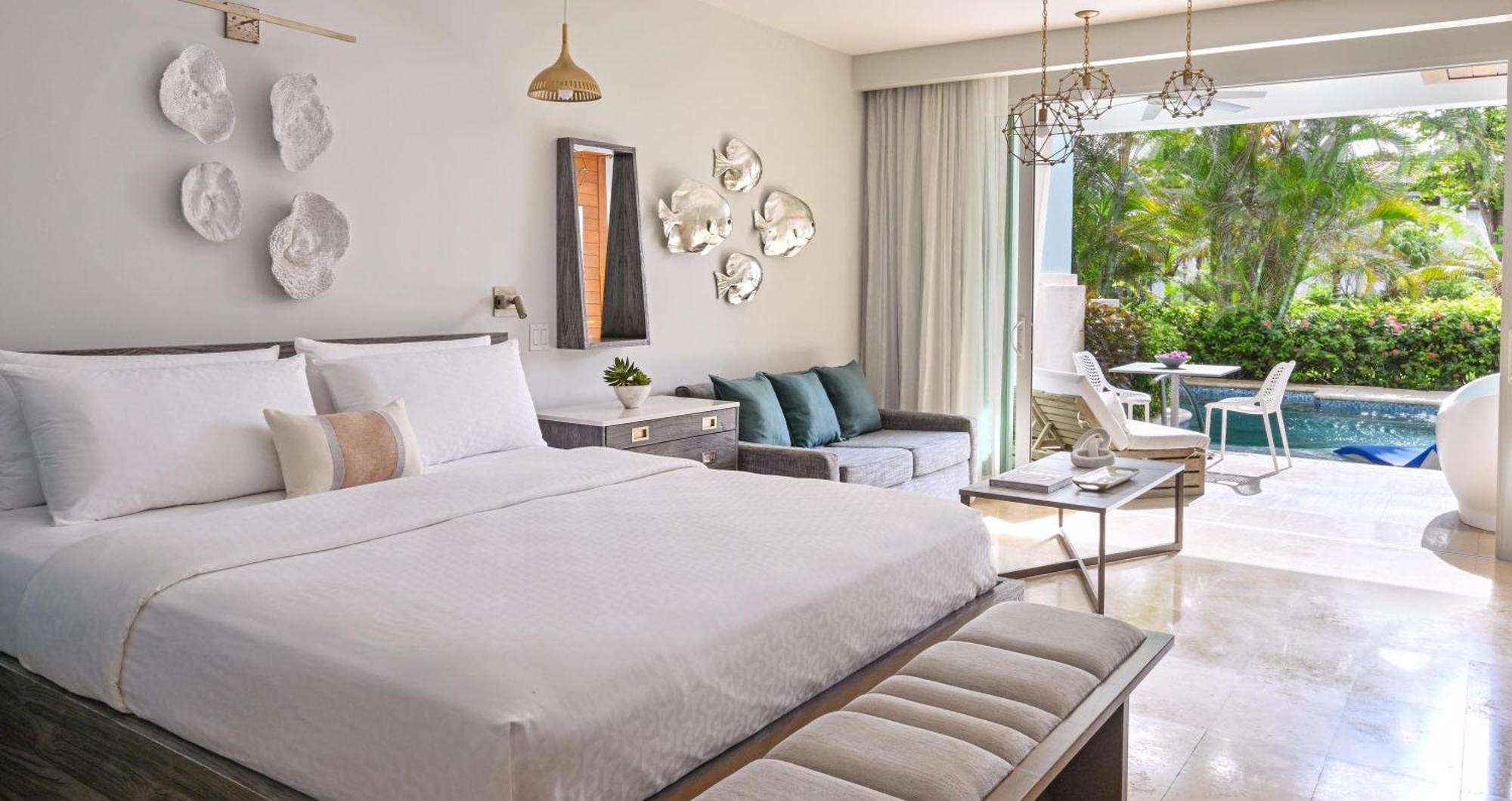 Royal Seaside Swim-up Club Level Ultra Suite w or Patio Tranquility Soaking Tub,1645691526:JPEG