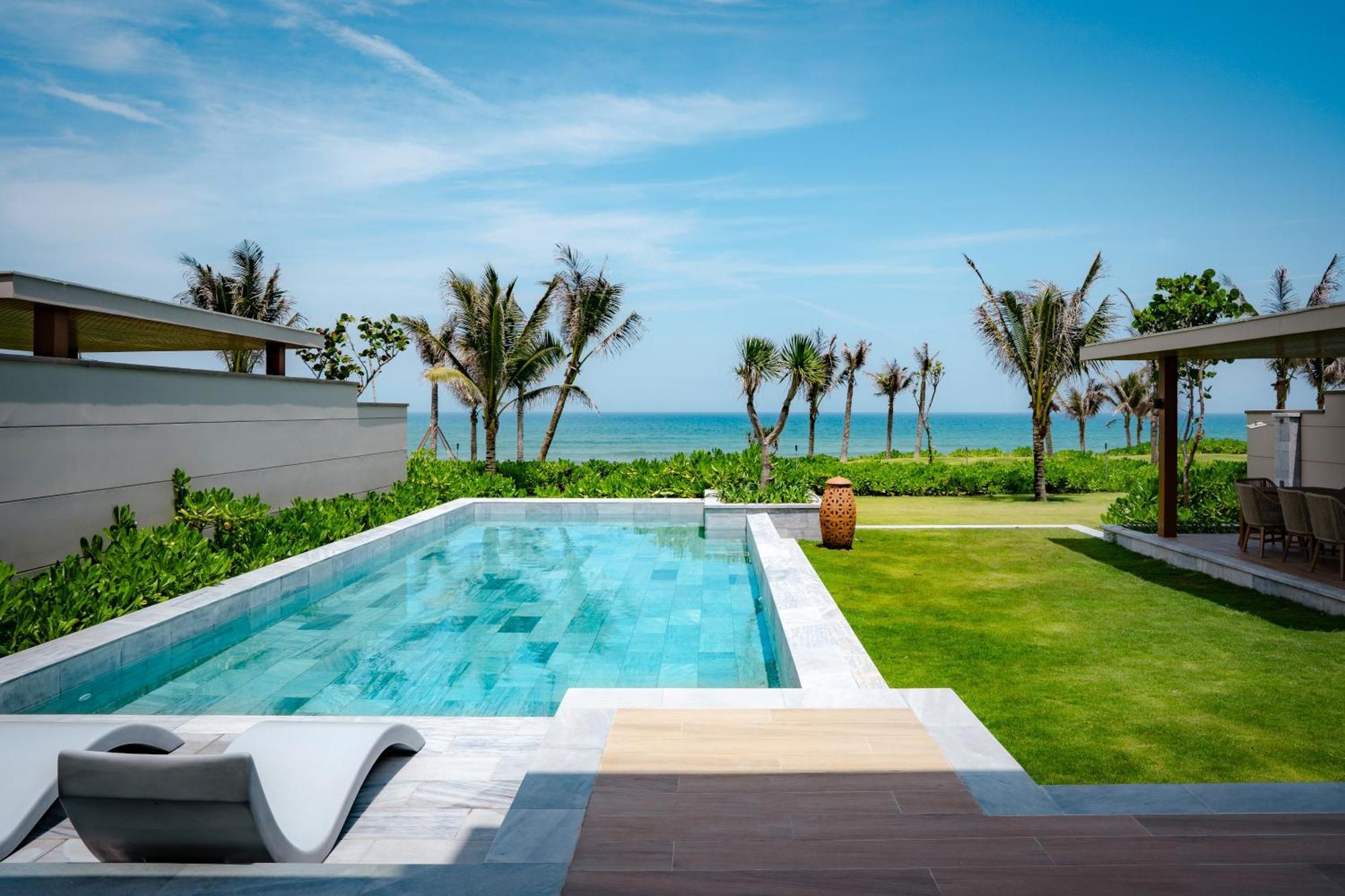 Four-bedroom Beachfront Pool Villa - Ocean Club Access