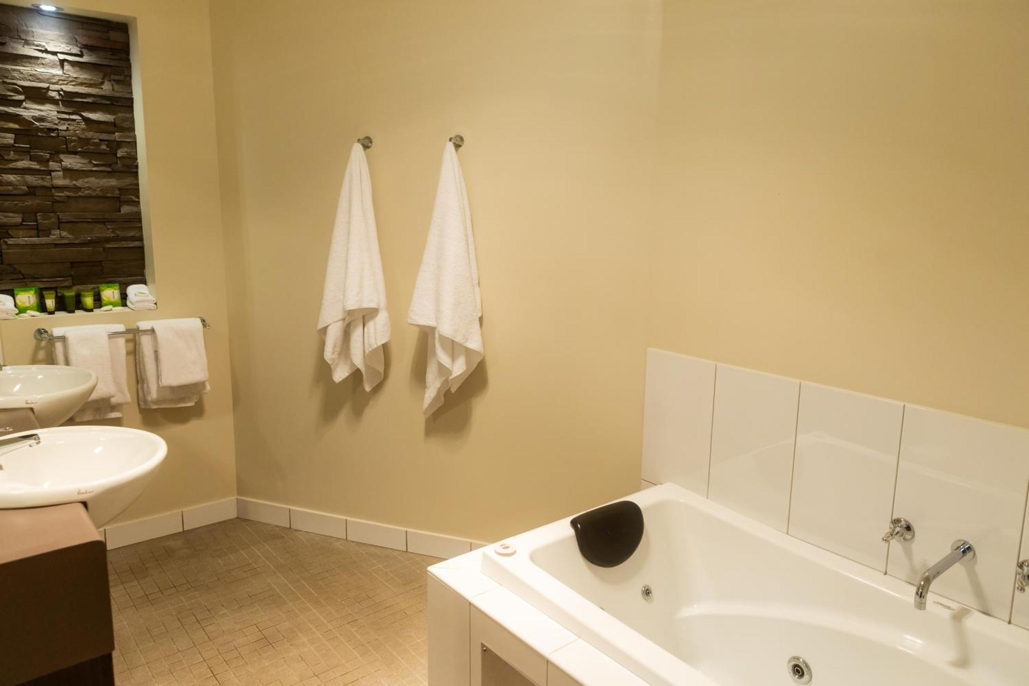 Executive Suite Spa Bath,1649905279:JPEG