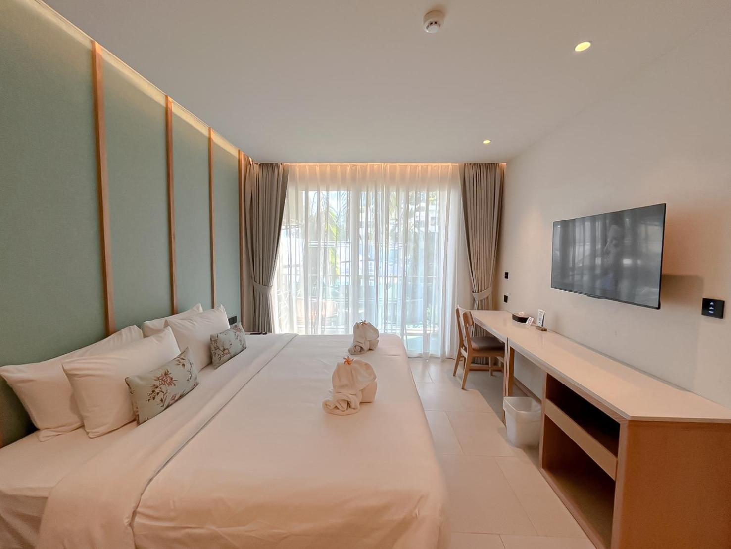 One Bedroom Suite (Pool View)