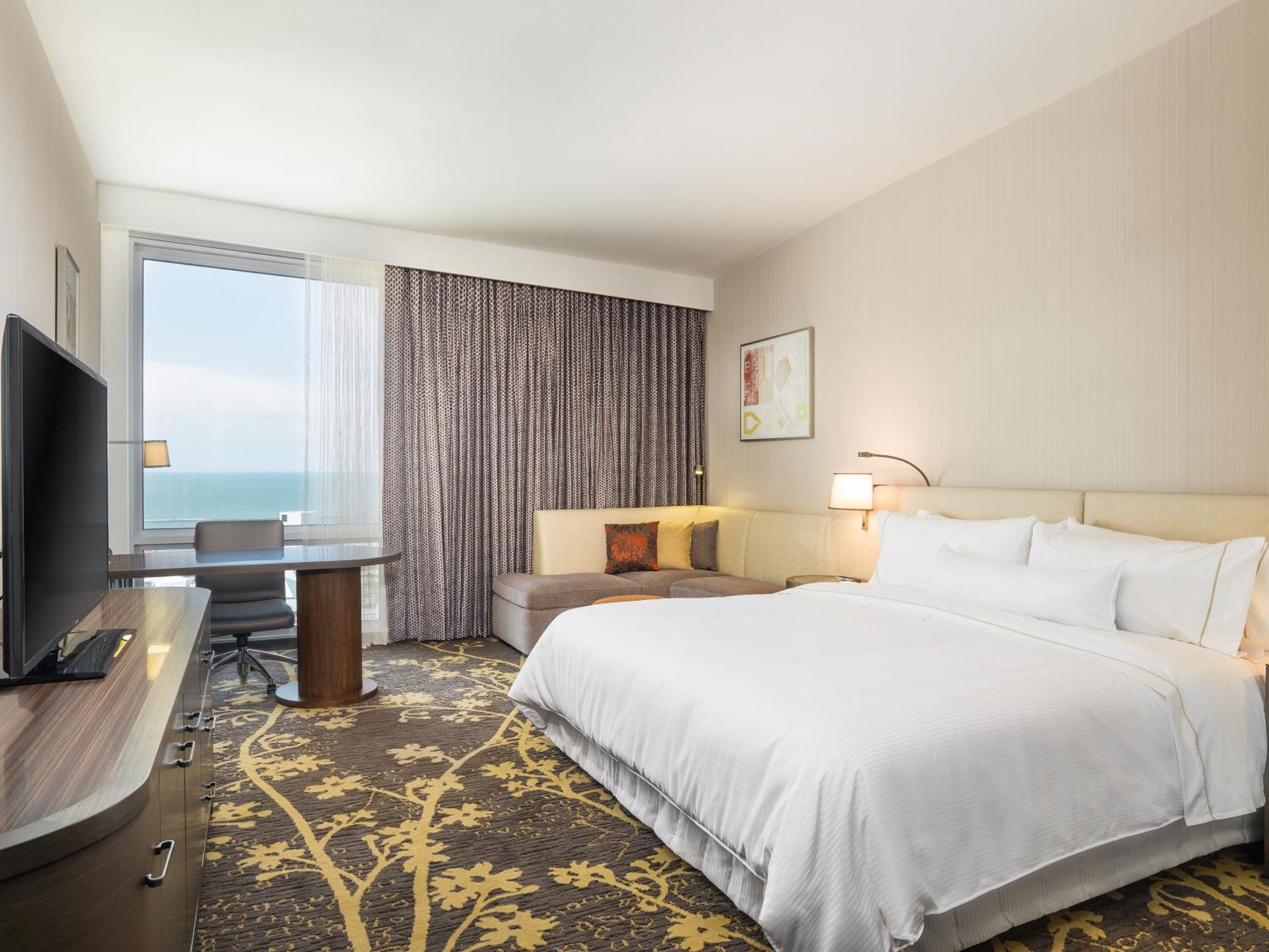 Larger Suite, 1 King, Sofa bed, City view