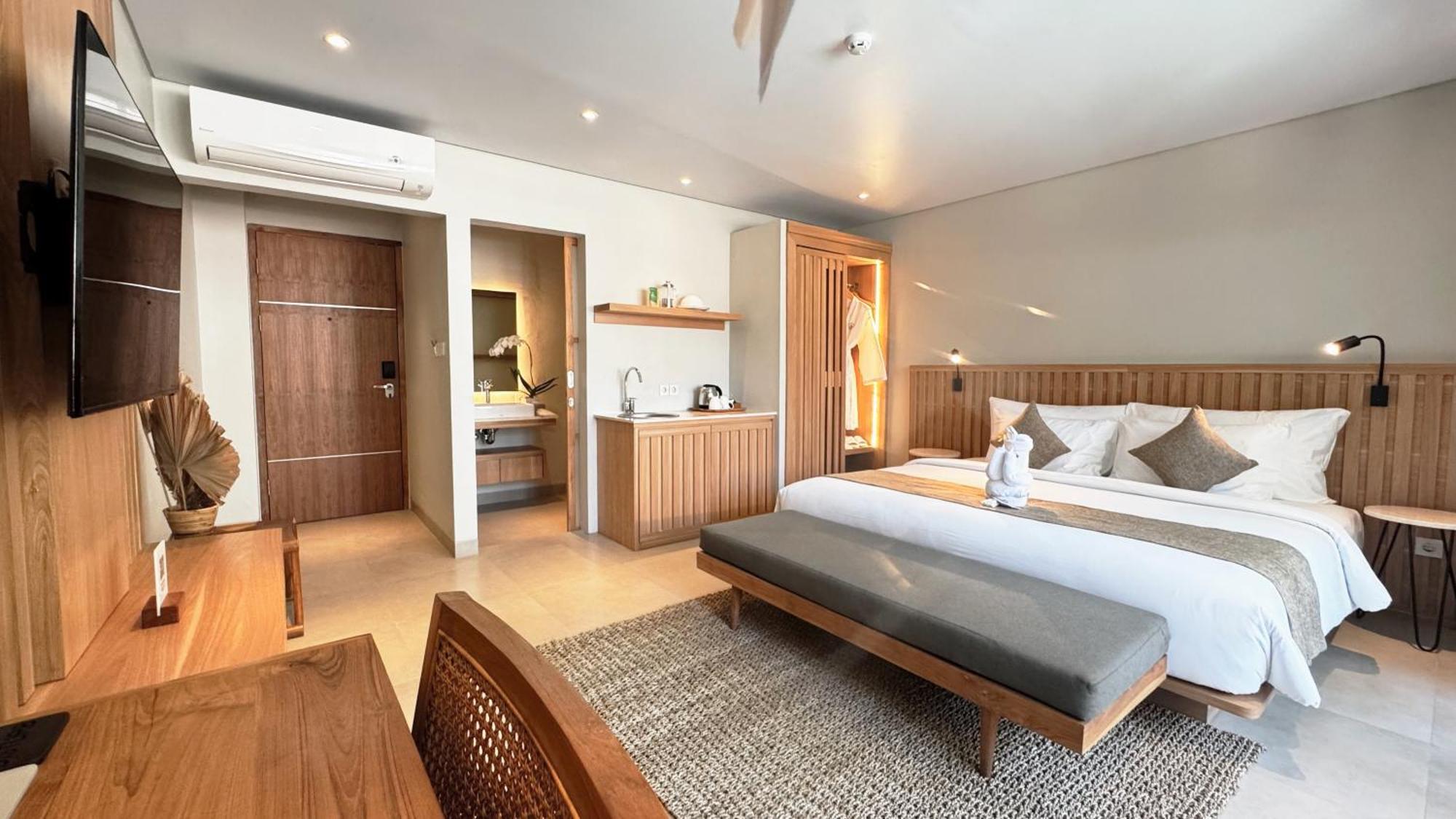 Deluxe Room Pool Access
