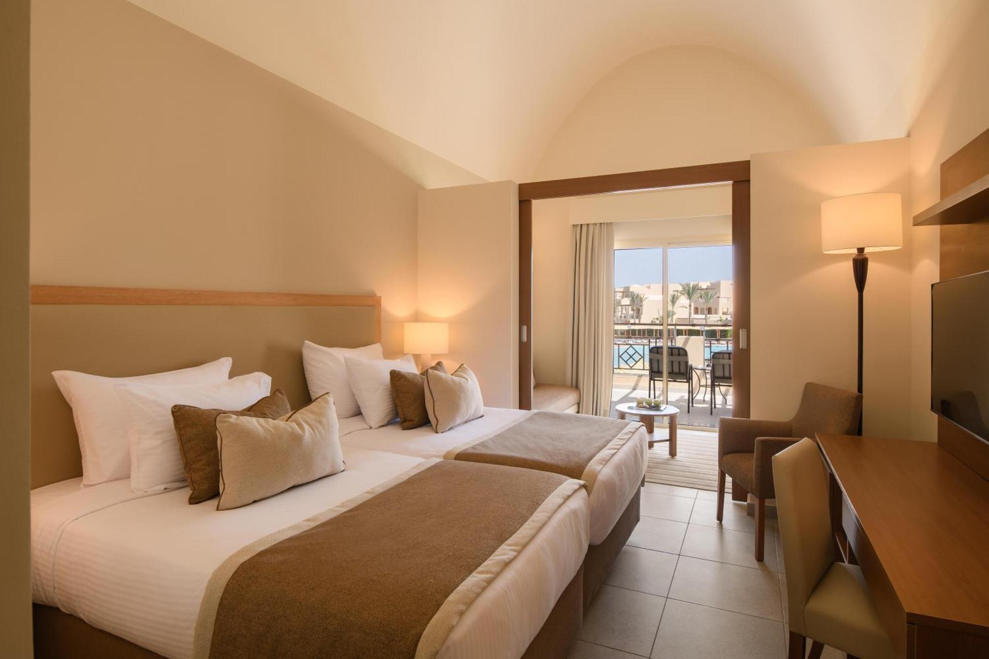 Chambre Deluxe familiale avec lits jumeaux et vue sur la piscine