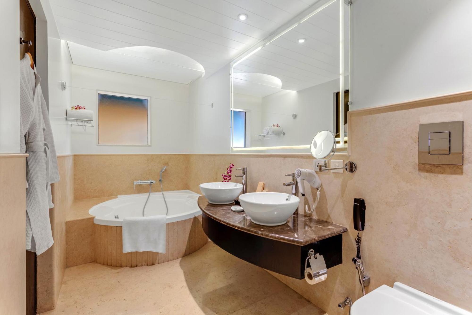 Deluxe Double Room with bathtub