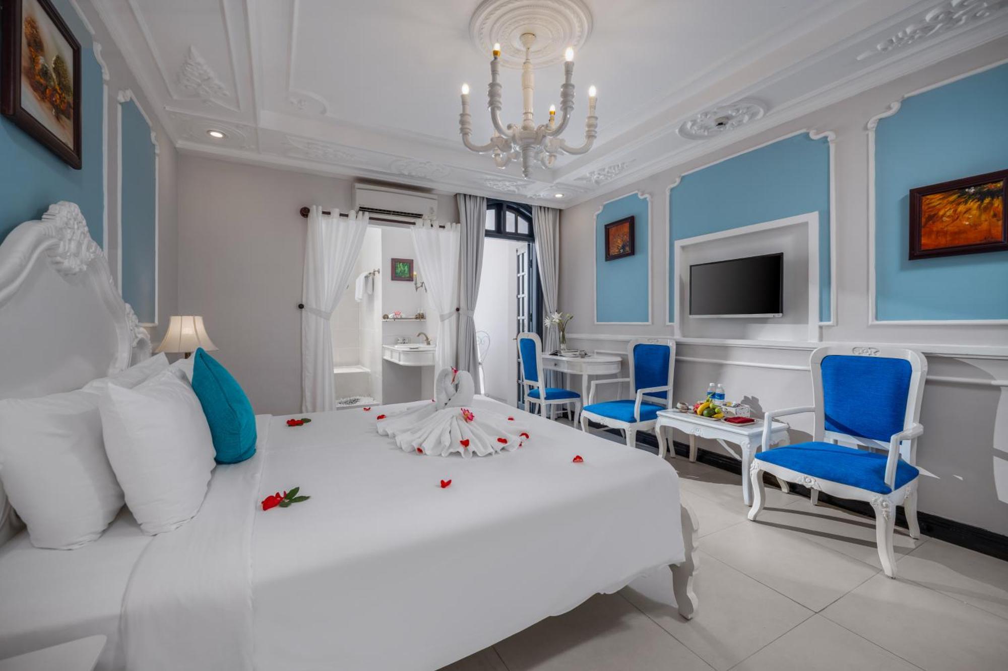 Deluxe Double or Twin Room Private Balcony City View